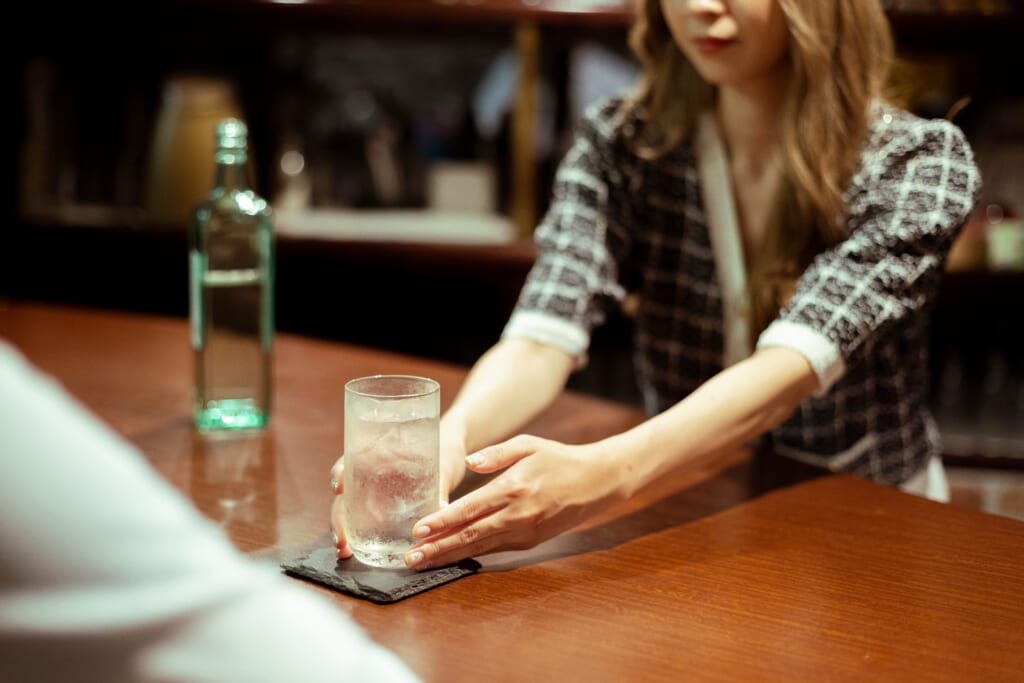 ガールズバーのバイトはやめた方がいい?