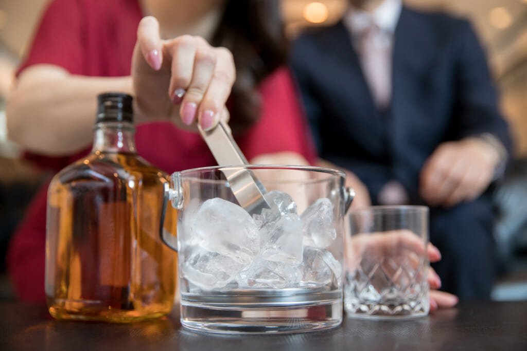 キャバクラにおける着席中のテーブルマナー【お酒編】